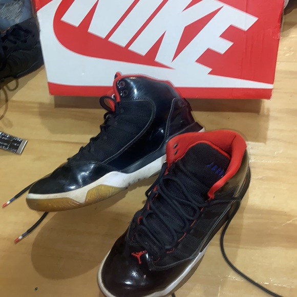 NIKE JORDAN MAX AURA BLACK AND RED HIGH TOP SNNEAKERS SZ 5YOUTH - Picture 2 of 5